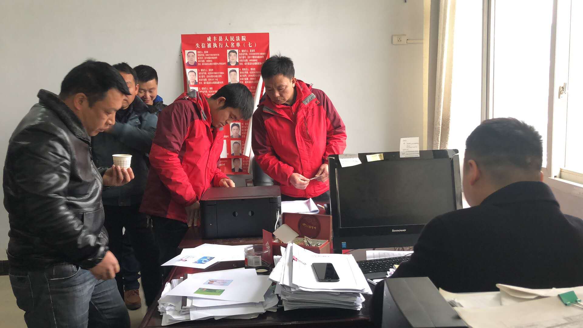 咸丰法院为13名农民工讨薪30余万元.jpg