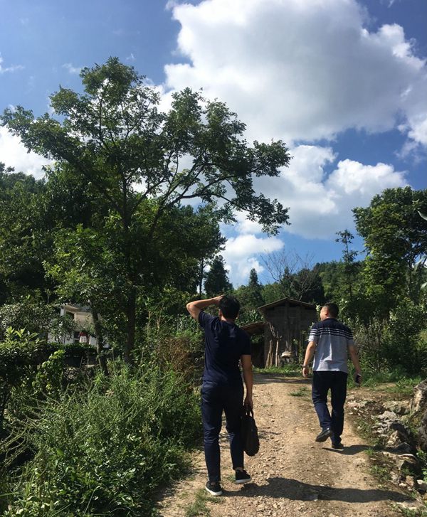 行走在山路上_副本.jpg
